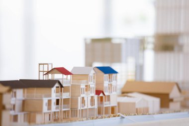 Selictive focus ahşap bir ev modeli. İnşaat ve ev mimarisi. Mimari tasarım çizim model evi, çalışma araçları