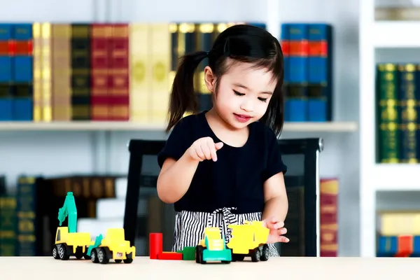 Poco Lindo Pigtails Peinado Preescolar Jardín Infantes Feliz Niña Sentarse —  Fotos de Stock