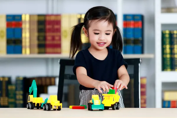 Poco Lindo Pigtails Peinado Preescolar Jardín Infantes Feliz Niña Sentarse — Foto de Stock