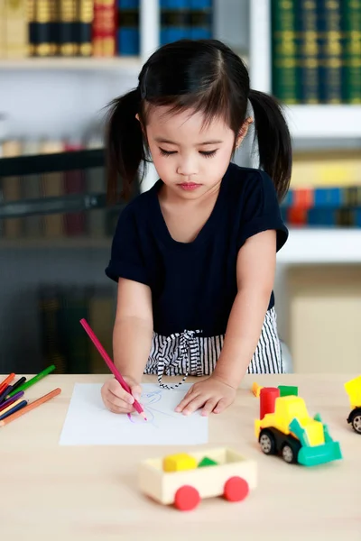 Pequeñas Coletas Bonitas Peinado Preescolar Kindergarten Niña Sentada Silla Dibujo —  Fotos de Stock