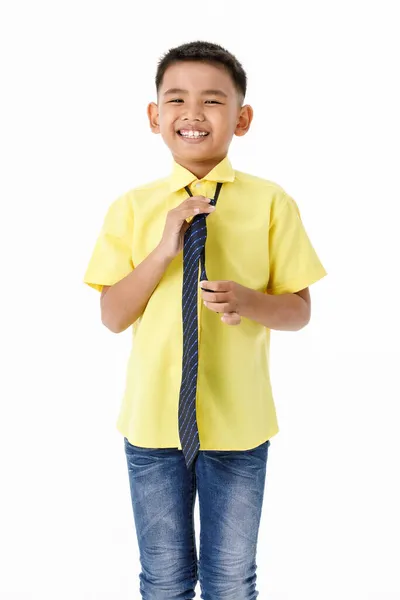 Retrato Corte Niño Asiático Inteligente Camisa Amarilla Vaqueros Azules Pie — Foto de Stock