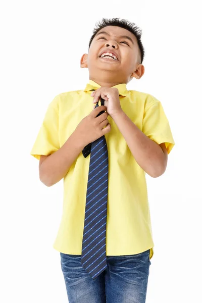 黄色のシャツに小さなアジアの少年のかわいい肖像画 青いジーンズ 笑顔で立って 若いビジネスマンやオフィスワーカーとして幸せな仕事をする準備として正式な制服としてネクタイを身に着けて楽しむ — ストック写真