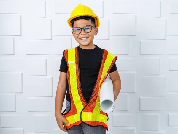 Giovane Ragazzo Asiatico Indossando Occhiali Camicia Nera Giubbotto Sicurezza Giallo — Foto Stock