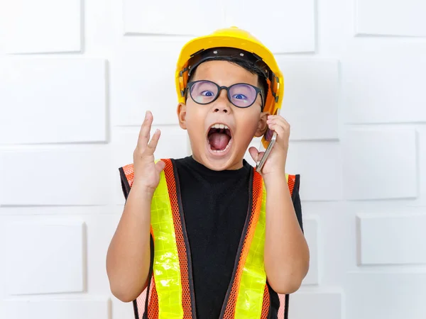 Giovane Ragazzo Asiatico Indossando Occhiali Camicia Nera Giubbotto Sicurezza Giallo — Foto Stock