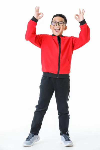 Симпатичный Вырезанный Портрет Умного Молодого Здорового Азиатского Мальчика Красной Куртке — стоковое фото