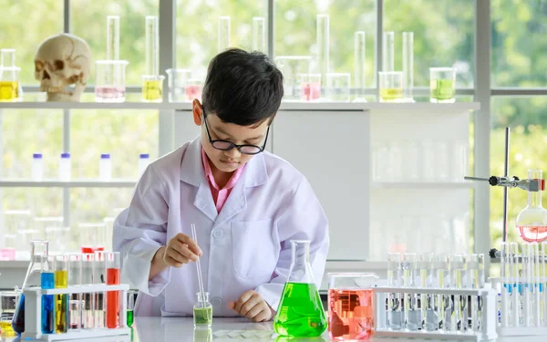Vážné Asijské Chlapec Laboratorní Plášť Brýle Kapátkem Trubice Míchání Barevné — Stock fotografie
