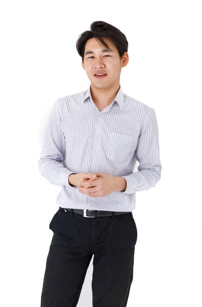 ポートレート孤立したアップスタジオマグカップショットの若い幸せなハンサムなアジアのプロの成功したビジネスマンは白い背景の前で笑顔ストライプの長袖シャツを身に着けています — ストック写真