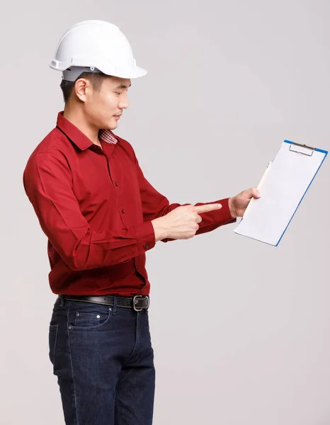 Zijaanzicht Van Gelukkig Aziatische Mannelijke Aannemer Helm Staan Grijze Achtergrond — Stockfoto