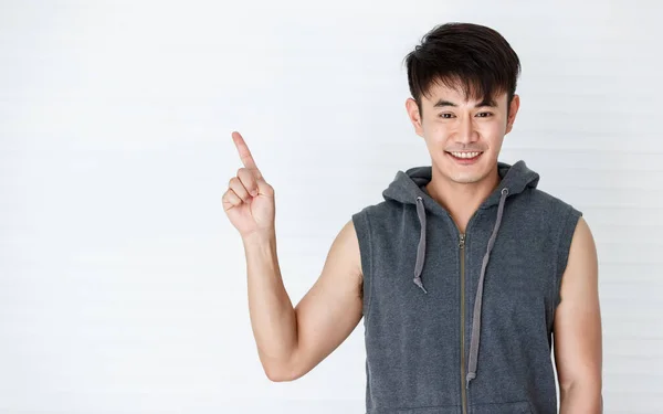 Asiático Guapo Ajuste Sonriente Hombre Sosteniendo Punto Dedo Para Copiar —  Fotos de Stock