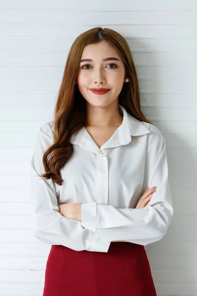 Горизонтальный Портрет Женщины Азиатки Простой Современной Белой Рубашке Длинным Рукавом — стоковое фото