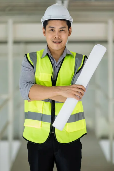 Stilig Ung Asiatisk Ingenjör Gul Reflekterande Väst Och Bär Säkerhetshårdhatt — Stockfoto