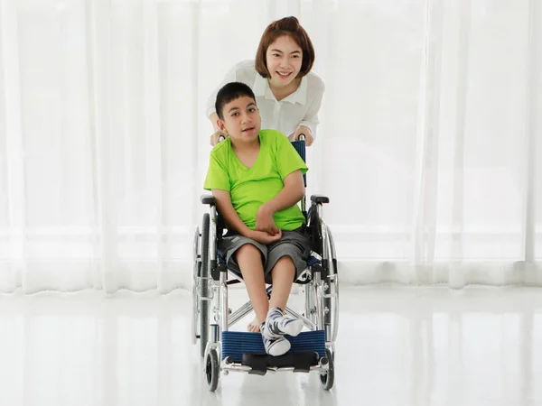 Jovem Positivo Asiático Feminino Cuidador Rolando Cadeira Rodas Com Adorável — Fotografia de Stock