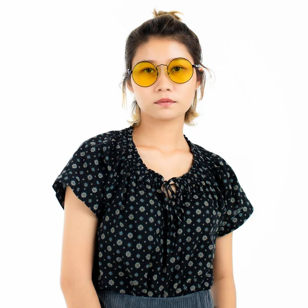 Молодая Азиатка Модных Круглых Солнцезащитных Очках Смотрит Камеру Белом Фоне — стоковое фото
