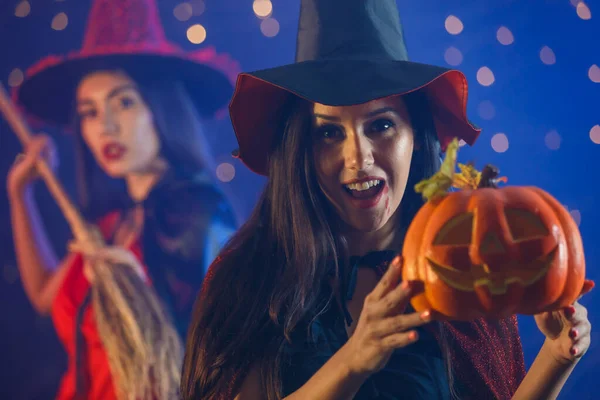 Junge Frau Hexenkleidern Demonstriert Jack Lantern Während Sie Bei Einer — Stockfoto