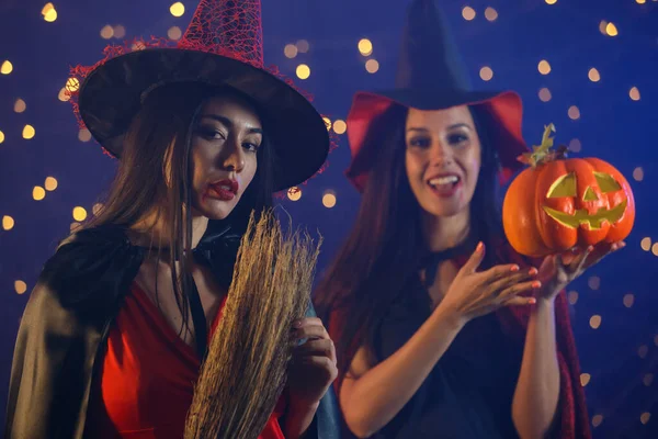 Mladá Žena Šatech Čarodějnice Demonstrující Jack Lantern Zatímco Baví Během — Stock fotografie