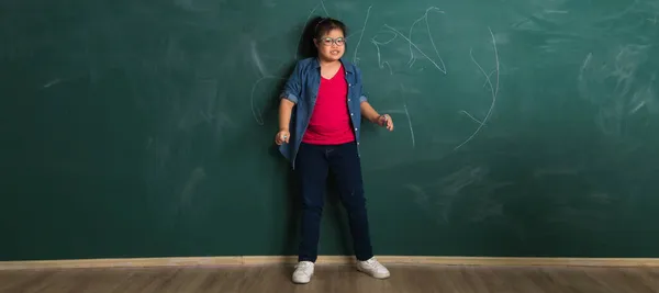 教室の緑の壁の前で陽気なやり方で遊んでいる若いダウン症候群の小さなアジアの女の子 障害児のための幸せな生活と教育のためのアイデア — ストック写真