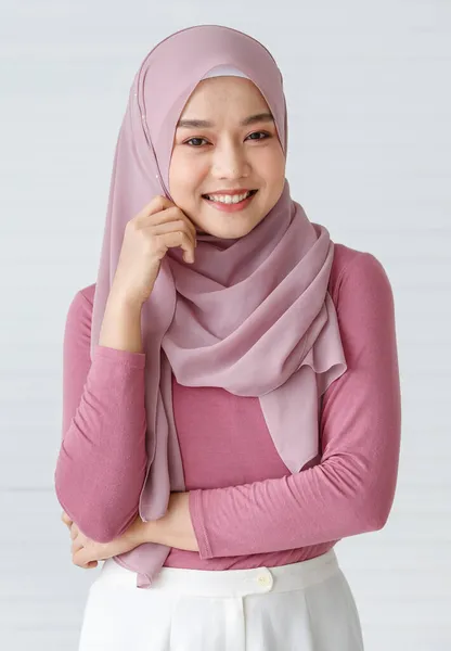 Portrait Beautiful Muslim Woman Friendly Warm Smile Posing Camera Self — Stock Photo, Image