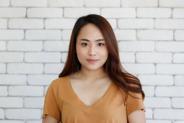 Mladá Krásná Zdravá Asijská Žena Znaménkem Obličeji Pozitivním Veselým Pózou — Stock fotografie