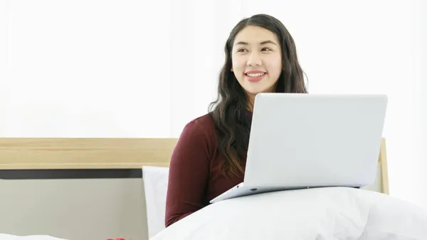 Retrato Una Joven Asiática Adulta Que Trabaja Usando Una Computadora — Foto de Stock