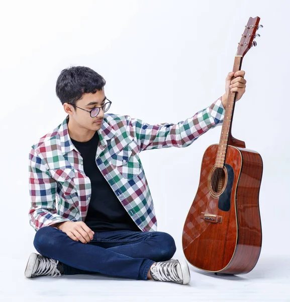 Portrét Roztomilého Usmívajícího Mladého Muže Držícího Akustickou Kytaru Profesionální Junior — Stock fotografie