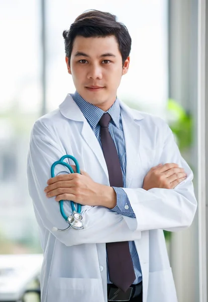 Retrato Pensativo Jovem Asiático Médico Médico Com Estetoscópio Sala Médica — Fotografia de Stock