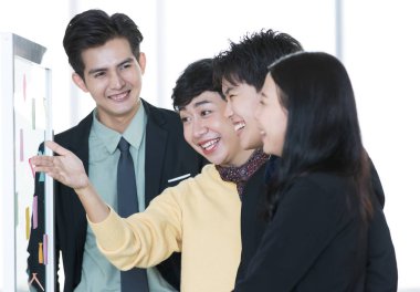 LGBT 'nin müttefik ortağı olarak yönetici yönetici yönetici, transseksüellerle birlikte iş çalışma grubu için kooperatif bir ekip kurmaktan ve şirket ofisinde topluluk toplantısının ve tartışmanın keyfini çıkarmaktan mutluluk duyar.