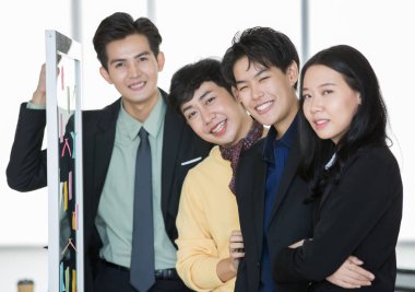 LGBT 'nin müttefik ortağı olarak yönetici yönetici yönetici, transseksüellerle birlikte iş çalışma grubu için kooperatif bir ekip kurmaktan ve şirket ofisinde topluluk toplantısının ve tartışmanın keyfini çıkarmaktan mutluluk duyar.