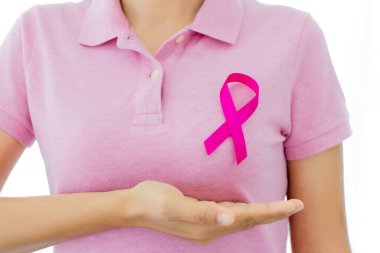 Tanınmayan hasta göğsünde kanser bilinçlendirme kampanyasını temsil eden kurdele sembolü olan pembe gömleğin altında el ele gösteriyor.
