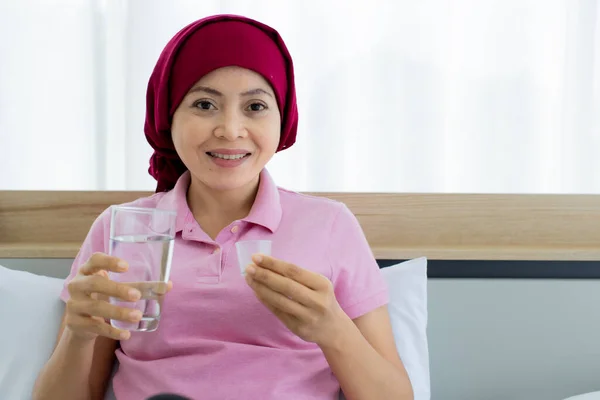 Asiatische Brustkrebspatientin Auf Rosa Hemd Und Rotem Schal Liegt Glücklich — Stockfoto