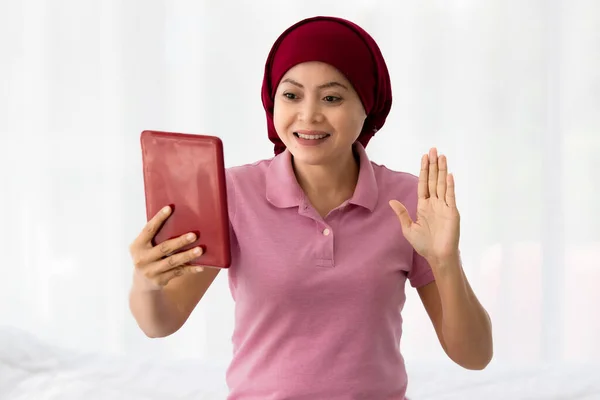 Retrato Recorte Paciente Mulher Asiática Feliz Camisa Rosa Cabeça Cobertura — Fotografia de Stock