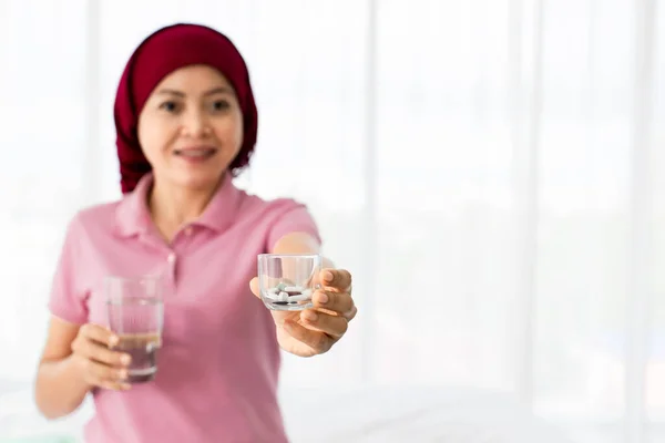 Lek Kapsułka Leku Przygotowane Przezroczystej Aptece Szklanej Ręce Uśmiechniętej Azjatki — Zdjęcie stockowe