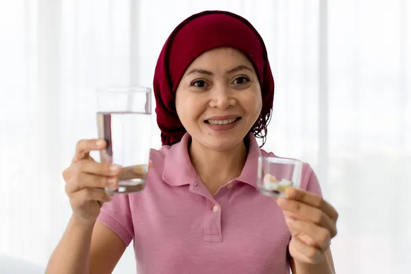 Lek Kapsułka Leku Przygotowane Przezroczystej Aptece Szklanej Ręce Uśmiechniętej Azjatki — Zdjęcie stockowe