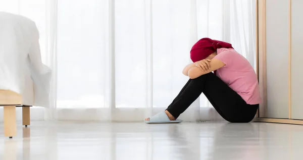 Lástima Mujer Asiática Paciente Cáncer Mama Tristemente Sentarse Solo Suelo — Foto de Stock