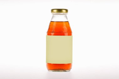 Enerji veren ve canlandıran içecek ürünleri, şeffaf cam şişelerde, marka reklamlarının boş etiketleriyle sağlık içeceği ve terapi için. Tamamlayıcı ilaç olarak içecek tadı.