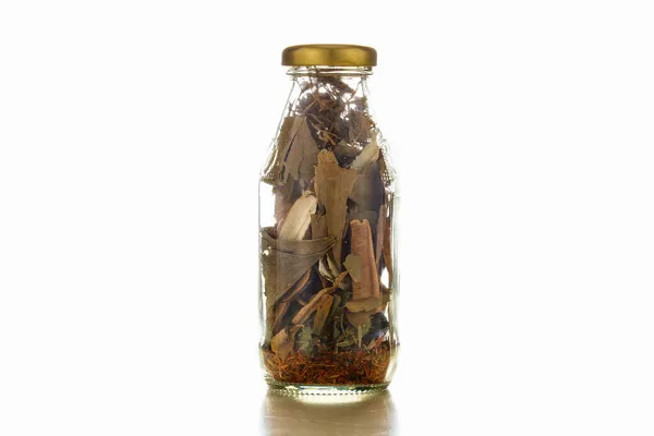Прозрачная Стеклянная Бутылка Содержащая Сухой Смешанный Натуральный Органический Травяной Лист — стоковое фото