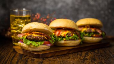 Sığır burger, kızarmış soğan, ıspanak, ketçap ve peynirli hamburgerlere odaklan. Arıyla servis edilir.