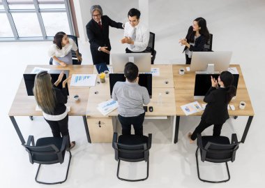 Patron ve meslektaşları, takımdaki adamı alkışlıyorlar, neşeli ve başarılı oldukları için minnettarlar. Beyaz arka planda modern ofis.