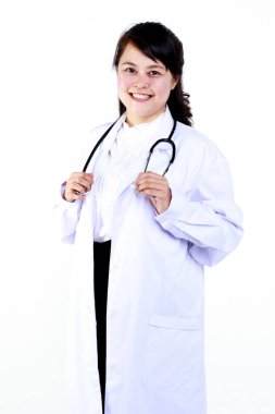 Steteskopla gülümseyen yetenekli Asyalı kadın doktor beyaz arka planda sağlık hizmetlerini temsil ederken kameraya bakıyor..