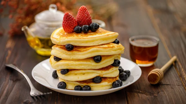 Sweet Food Stack Delicious Pancakes Blueberries Strawberry Honey White Plate — Stock Photo, Image