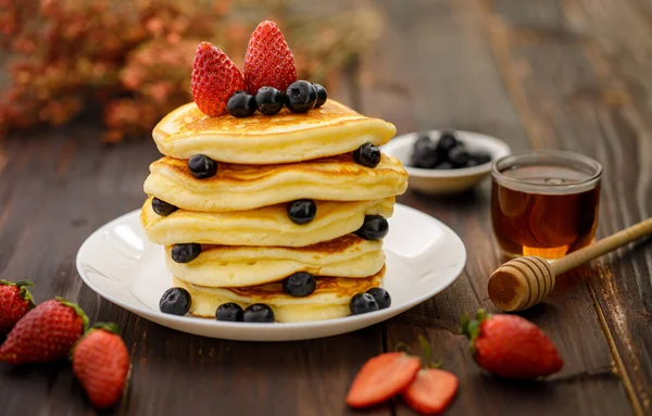 Comida Dulce Pila Deliciosos Panqueques Con Arándanos Fresa Miel Plato — Foto de Stock