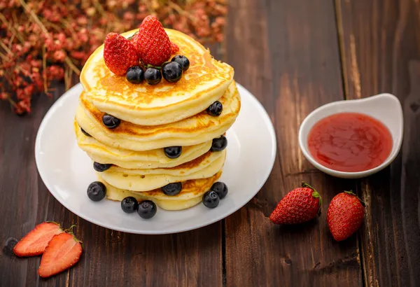 Süßes Essen Stapel Leckerer Pfannkuchen Mit Blaubeeren Erdbeer Und Erdbeermarmelade — Stockfoto