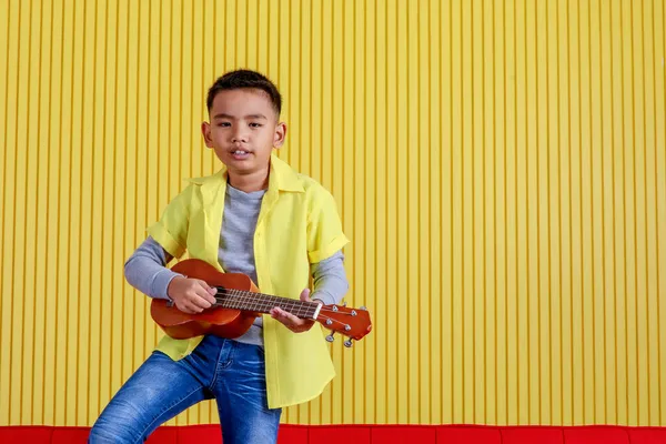 Retrato Recorte Del Joven Asiático Suéter Gris Camisa Amarilla Vaqueros — Foto de Stock