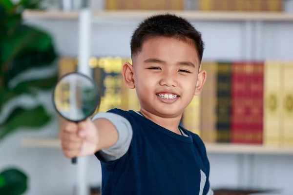 Circle Förstoringsglas Tätt Gripas Genialisk Asiatisk Pojke För Att Studera — Stockfoto