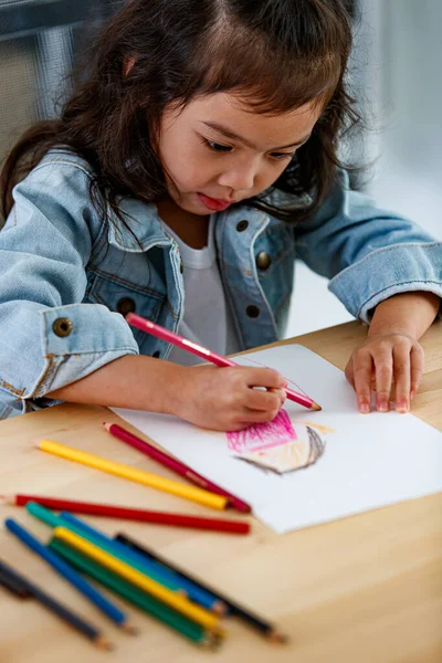 Carino Piccola Ragazza Asiatica Concentrarsi Creare Disegno Immagine Compiti Casa — Foto Stock