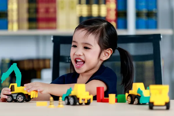 Poco Lindo Pigtails Peinado Preescolar Jardín Infantes Feliz Niña Sentarse —  Fotos de Stock