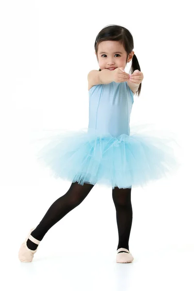 Porträt Isolierte Studioaufnahme Von Kleinen Niedlichen Vorschulzöpfen Frisur Ballerina Tänzerin — Stockfoto