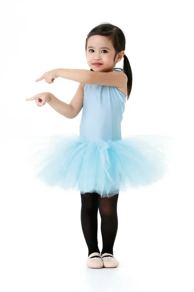 Портрет Изолированная Студия Снимок Маленьких Милых Азиатских Косички Прическа Балерины — стоковое фото