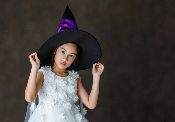 Portrait Nahaufnahme Studio Aufnahme Von Asiatischen Niedlichen Kleinen Mädchen Hexenkleid — Stockfoto