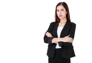 Asyalı güzel bir iş kadını portresi. Uzun saçlı, resmi siyah takım elbiseli, özgüvenle gülümseyen, kollarını izole edilmiş beyaz arka plan kesiti ve boş kopya alanı ile birleştiren.