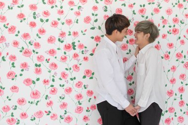 Genç ve yakışıklı Asyalı erkeklerin portresi LGBTQ Aynı seks aşıkları.